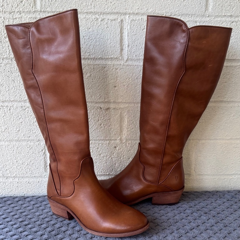 FRYE CARSON BOOTS PIPING TALL WIDE CALF  CARAMEL LEATHER 8 B